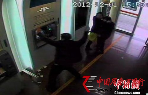 銀行ATM機(jī)“罷工”吞卡 用戶不滿掄磚連砸被拘