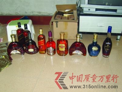 被查獲的各種假酒。轉(zhuǎn)自揚(yáng)子晚報(bào)