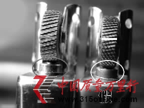 火石輪底座對(duì)比 ▲網(wǎng)友提供的真假Zippo打火機(jī)對(duì)比圖。 火石輪底座對(duì)比 ▲網(wǎng)友提供的真假Zippo打火機(jī)對(duì)比圖。