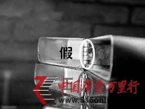 正品Zippo的鉸鏈上下卡片連接處,都有一條虛線,當(dāng)合蓋時(shí),上下2條虛線就會(huì)連成一條直線,假機(jī)則做不出來。 正品Zippo的鉸鏈上下卡片連接處,都有一條虛線,當(dāng)合蓋時(shí),上下2條虛線就會(huì)連成一條直線,假機(jī)則做不出來。