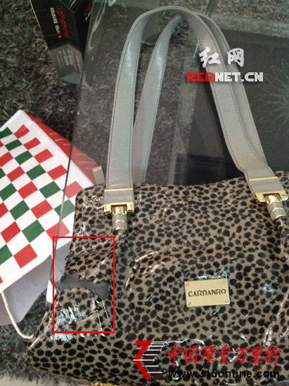 王小姐稱,花費(fèi)2000元購(gòu)買的卡丹路手提包出現(xiàn)“起皮”無處維修 王小姐稱,花費(fèi)2000元購(gòu)買的卡丹路手提包出現(xiàn)“起皮”無處維修