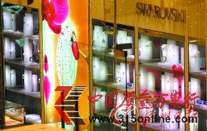廣州地區的高檔仿真飾品店。部分曾多年聲稱不做當季促銷的品牌，而今7折、5折活動種類繁多，折扣幅度巨大。  高檔飾品不景氣 近期5折促銷多 但本報記者調查發現部分品牌毛利仍達60%  　　零售業增速放緩，高檔飾品業也陷入低迷。隨著春節臨近，商場里高檔飾品也放下身段大做