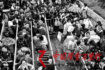 深圳中英街門口出關(guān)處的人龍猶如春運(yùn),人們手中提的最多的就是嬰兒用品,不少人手中提著好幾罐奶粉,甚至成箱購買。IC