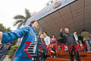 眾多業(yè)主和租客到派出所報(bào)警求助。 眾多業(yè)主和租客到派出所報(bào)警求助。
