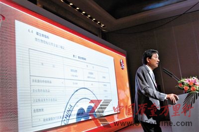 昨日,百勝中國(guó)事業(yè)部主席蘇敬軾在北京就子公司肯德基被曝“冰塊比馬桶水臟”做出回應(yīng),稱按國(guó)家標(biāo)準(zhǔn),菌落總數(shù)是指示性的,用作參考。新京報(bào)記者 侯少卿 攝