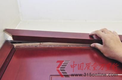張先生家里的套裝實(shí)木門(mén)已經(jīng)開(kāi)裂。