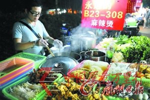 白領(lǐng)下班后回母校擺攤賣(mài)麻辣燙 最多一晚賺700元